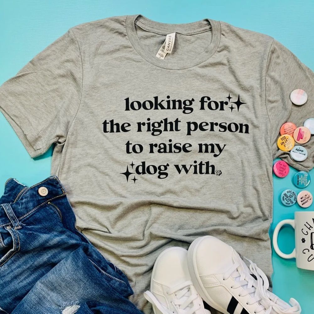 “Looking for the right person to raise my dog with” Graphic Tee Gray 💗